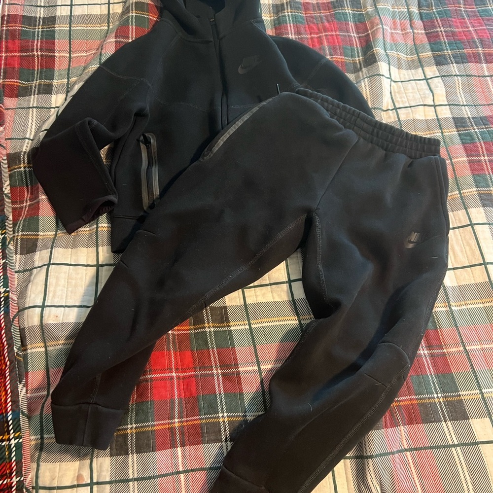 Black nike tech outfit